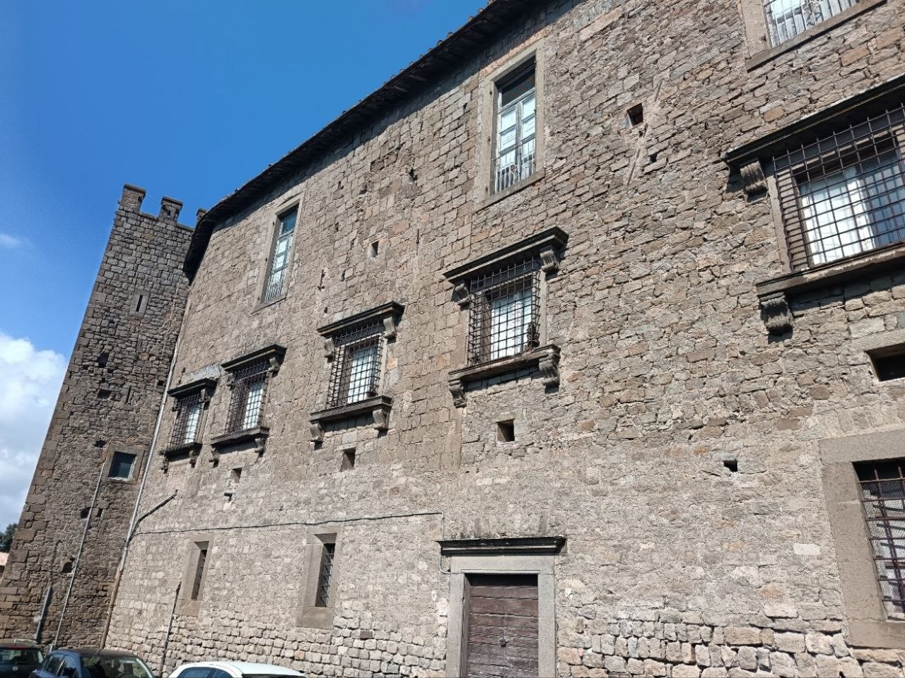 Palazzo Donna Olimpia visto dal lato della torre medievale, con le finestre del piano nobile chiuse dalle inferriate