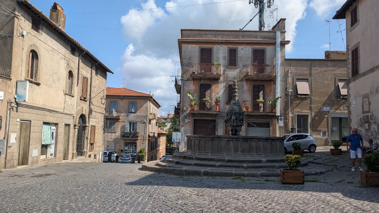 La fontana di Pianoscarano a Viterbo, ricostruita dopo la distruzione ordinata da papa Urbano V nel 1367