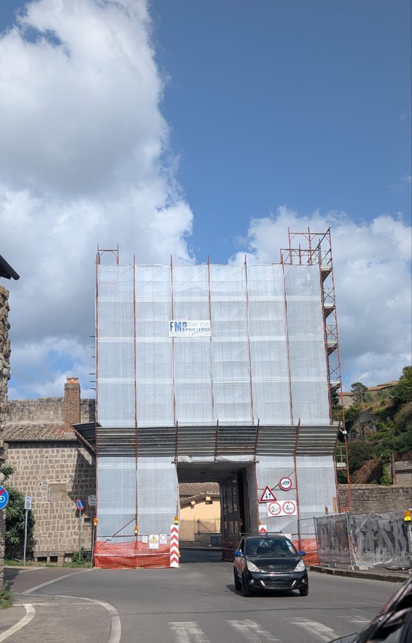 Porta Faul a Viterbo completamente avvolta da ponteggi per lavori di restauro