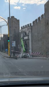 Piattaforma aerea e transenne davanti a Porta della Verita a Viterbo durante i lavori di messa in sicurezza