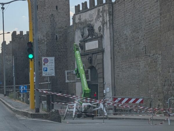Dopo il crollo dello stemma, il Comune monitorerà tutte le porte storiche di Viterbo