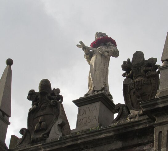 La statua di Santa Rosa e gli stemmi araldici in sommità di Porta della Verità a Viterbo