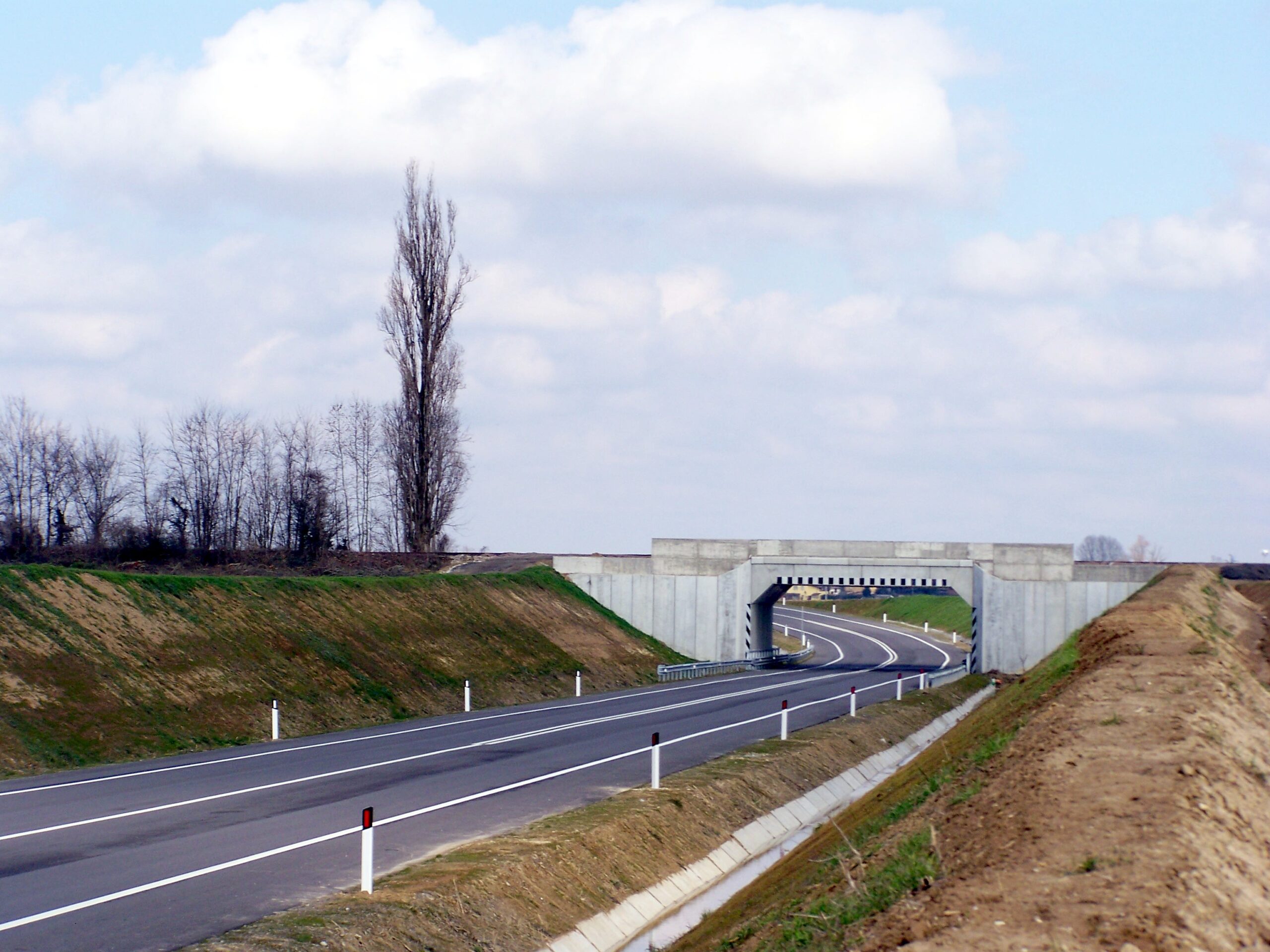 Sottopasso ferroviario di una strada di recente costruzione sul tronco Marmirolo-Sant'Antonio Mantovano
