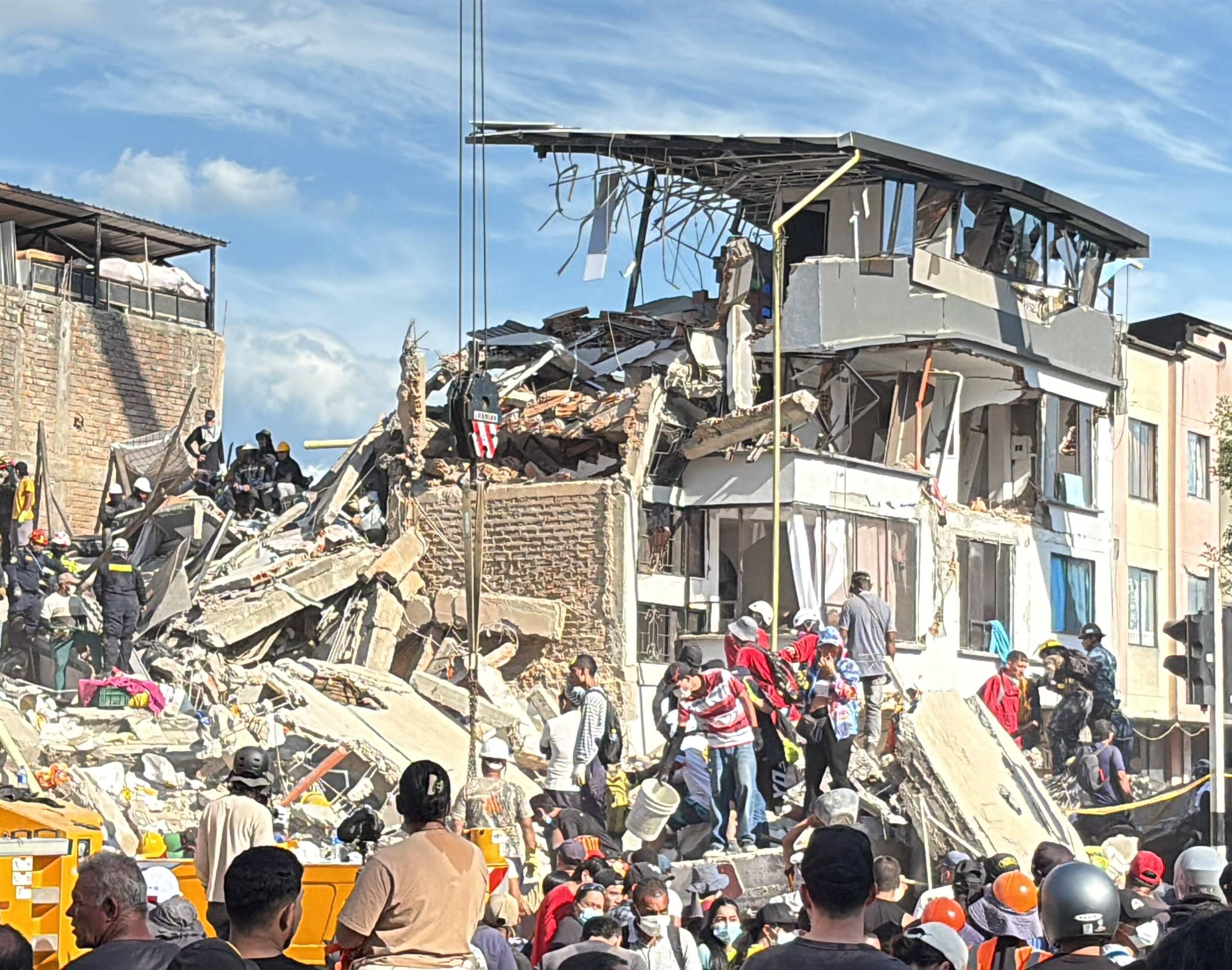 Squadre di soccorso tra le macerie di un edificio crollato a Pereira, Colombia, dopo il terremoto del 10 agosto 2026