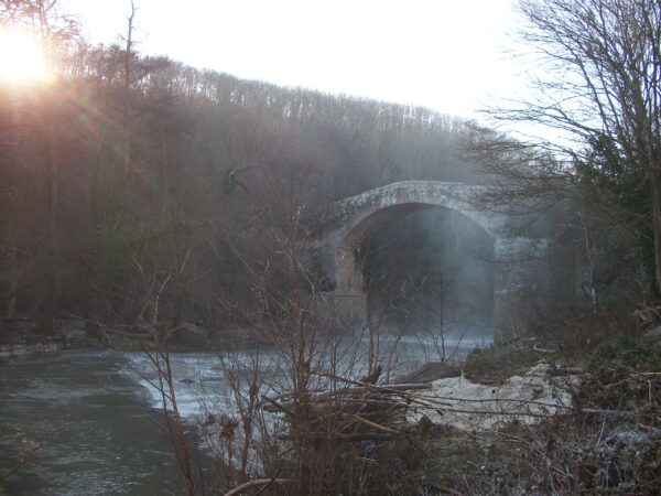 Il ponte medievale di Fra Cirillo sul torrente Traponzo, nel territorio di Monte Romano