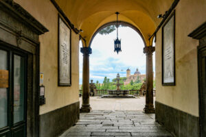 Loggia con colonne nel centro storico di Viterbo, vista su una fontana e sui campanili cittadini