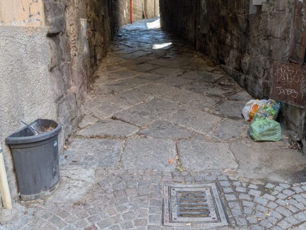 Via degli Scalzi, rifiuti a terra: una situazione che si ripete
