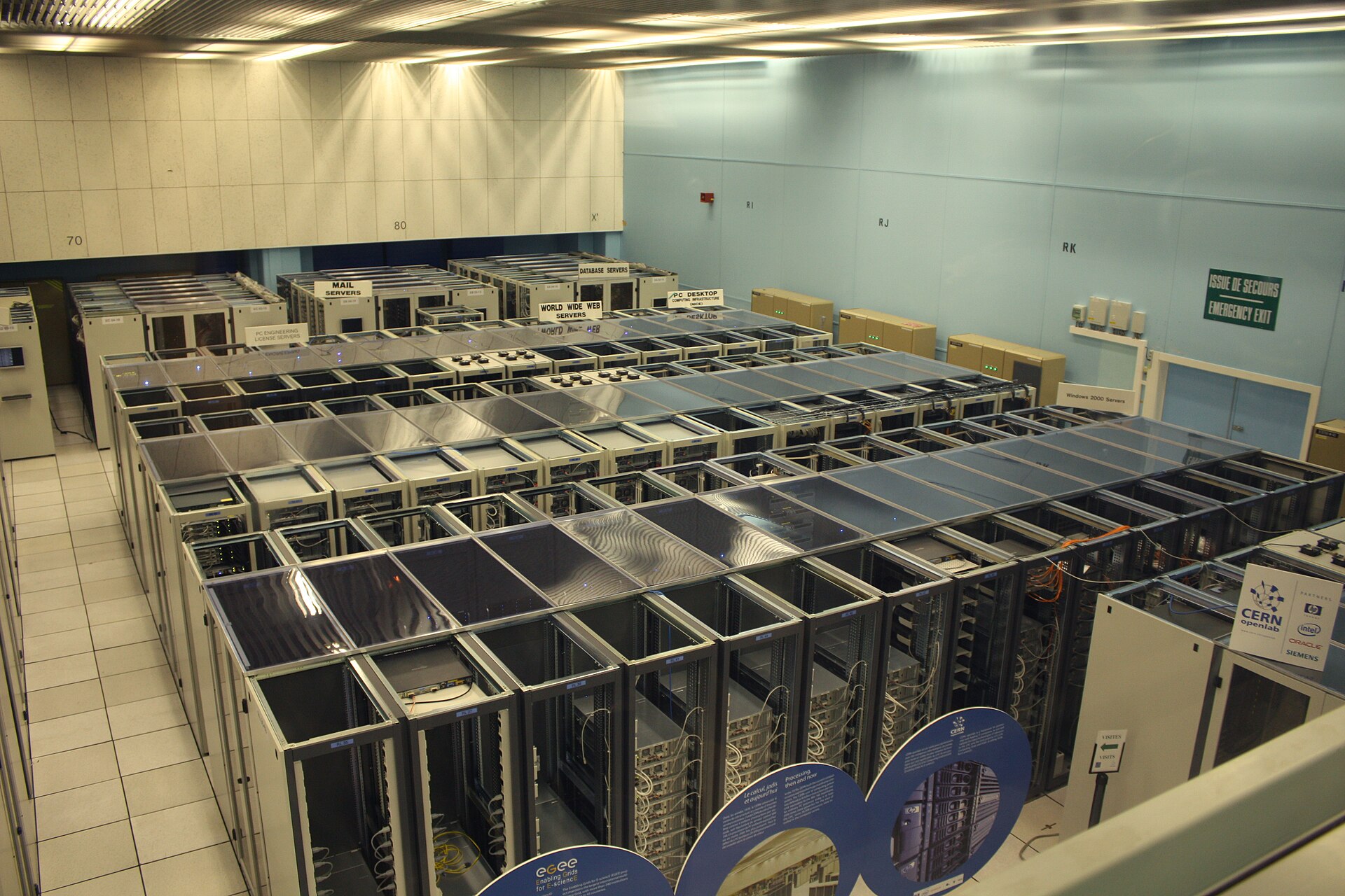 Le file di armadi rack del data center del CERN
