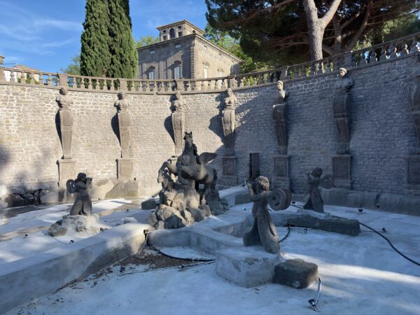 Il ministro Giuli in visita nella Tuscia: da Vulci a Villa Lante fino al Monastero di Santa Rosa
