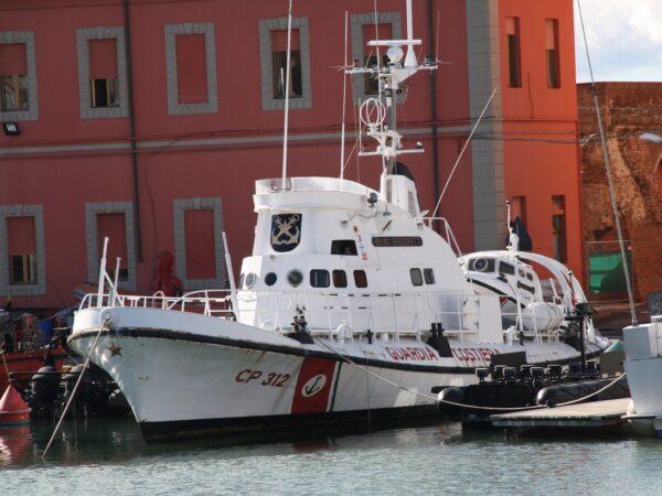 Barca incagliata sugli scogli a Tarquinia, la Guardia Costiera salva cinque persone nella notte