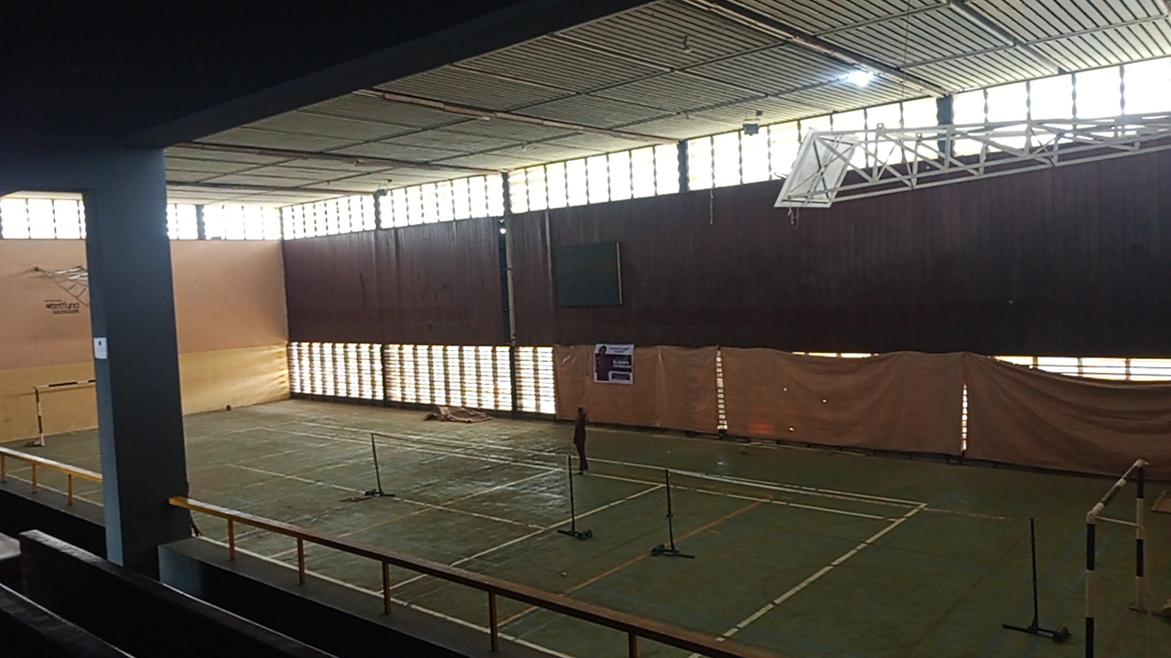 Interno di una palestra con campo sportivo tracciato a terra, foto illustrativa