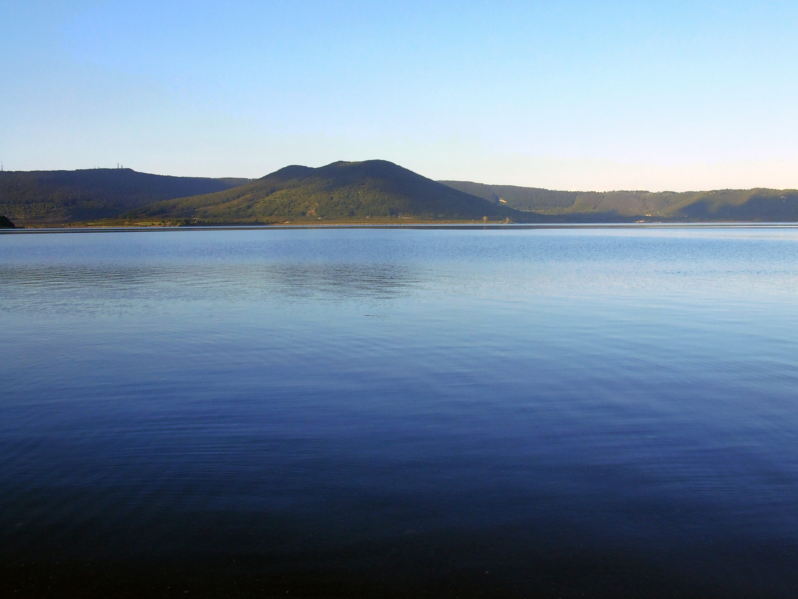 Il lago di Vico con il monte Venere sullo sfondo