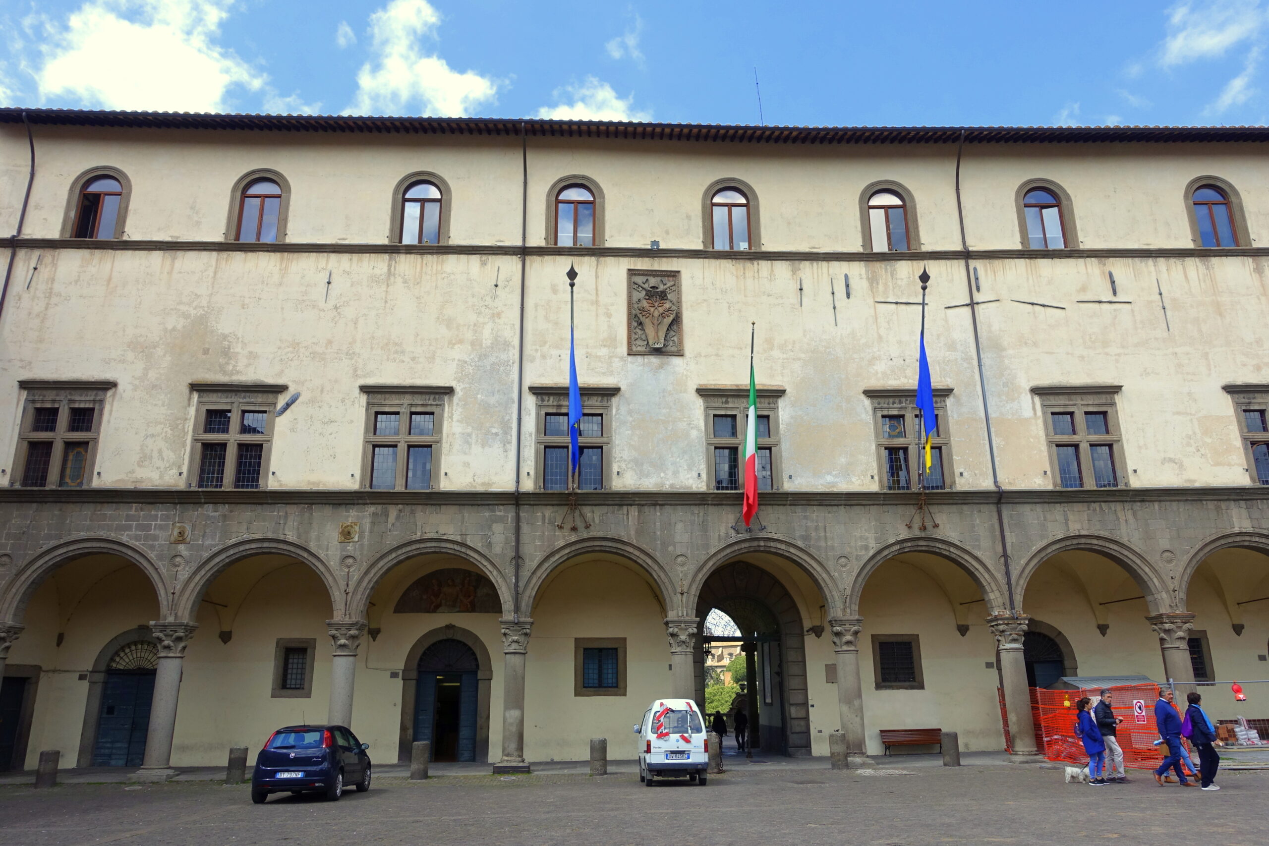 Facciata di Palazzo dei Priori, sede del Comune di Viterbo, in piazza del Plebiscito