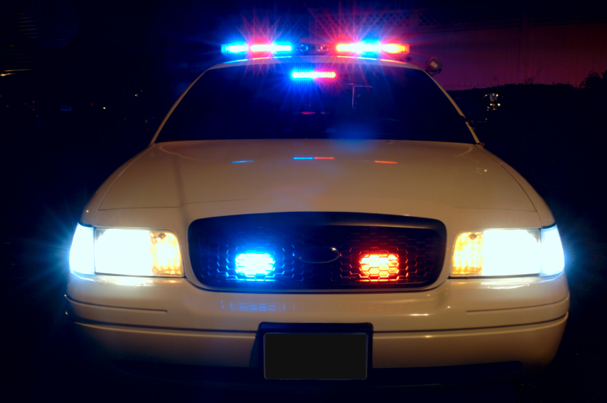 Auto della polizia con i lampeggianti accesi di notte (immagine generica)