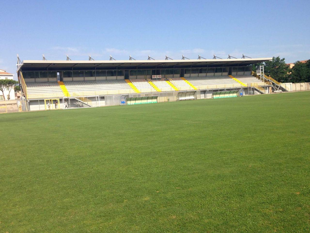Tribuna vuota dello stadio Enrico Rocchi di Viterbo, casa della Viterbese