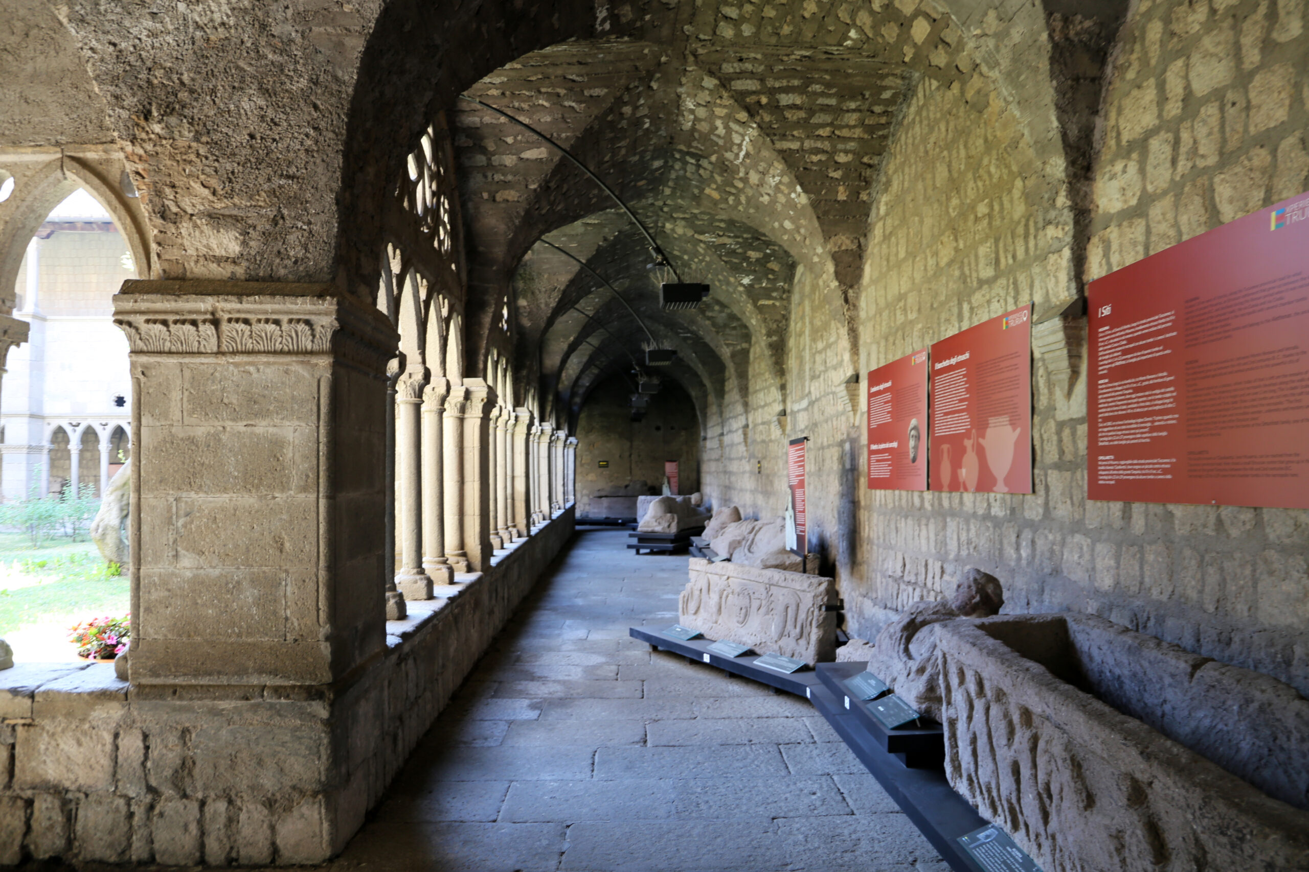 Il chiostro gotico di Santa Maria della Verità con i sarcofagi etruschi del Museo Civico di Viterbo