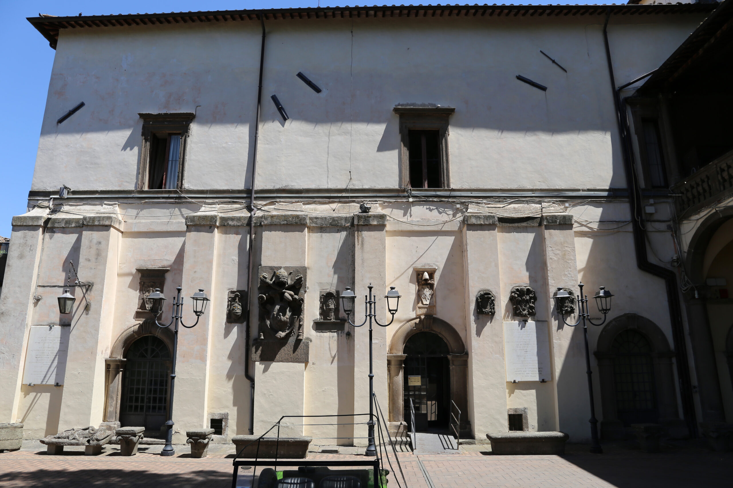 Facciata di Palazzo dei Priori, sede del Comune di Viterbo, con gli stemmi papali sulla parete