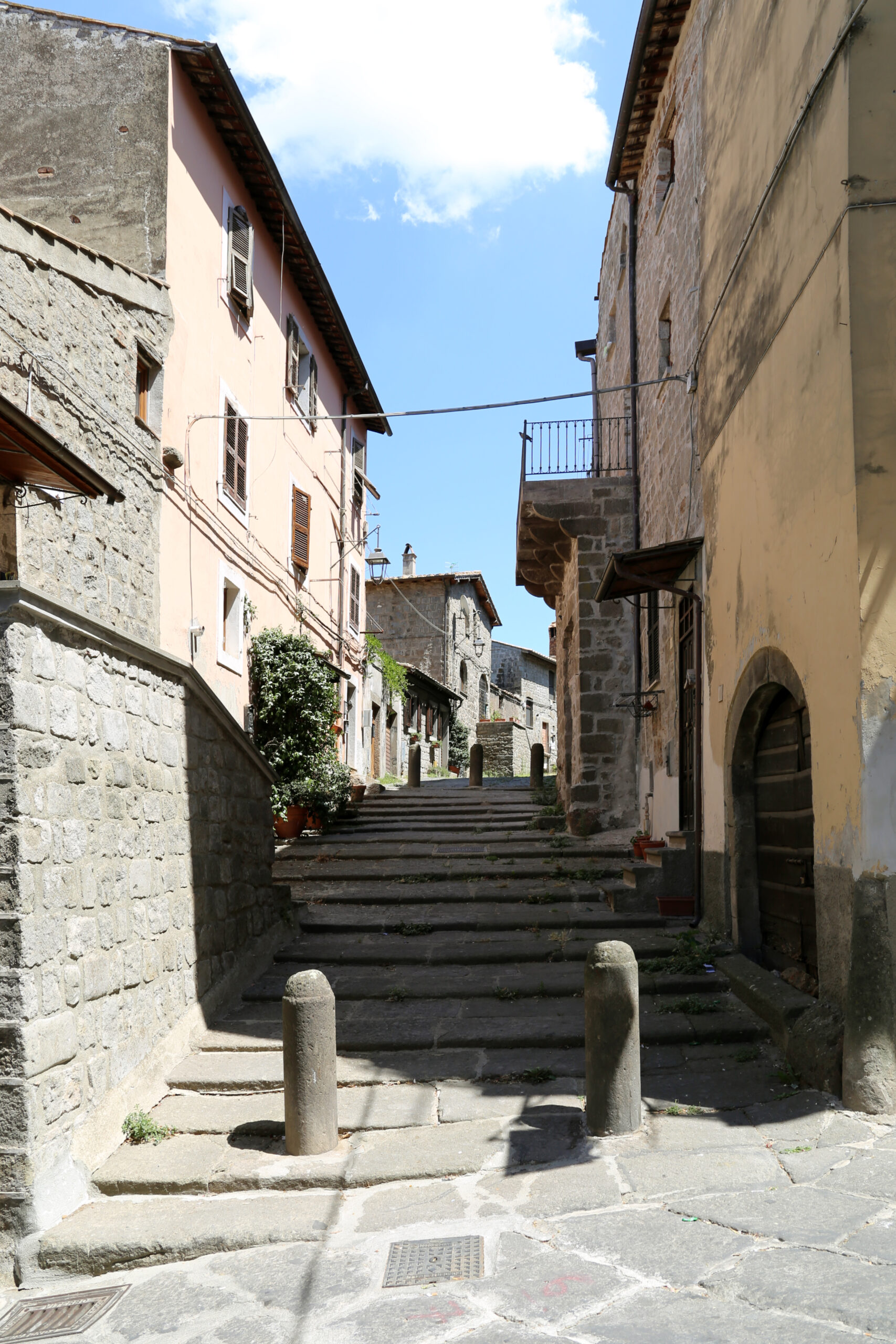 Scalinata e vicolo del quartiere di Pianoscarano a Viterbo, tra case in pietra