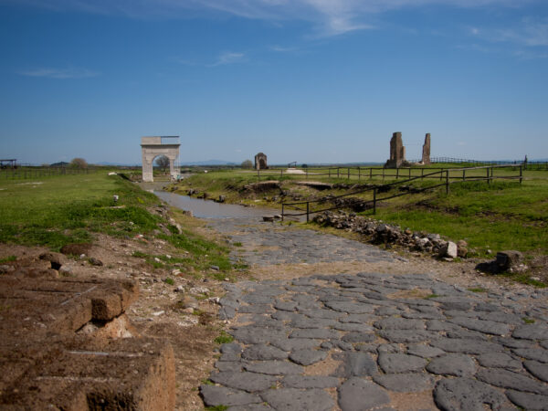 Vulci, riaffiora una tomba etrusca monumentale con oro, armi e un carro