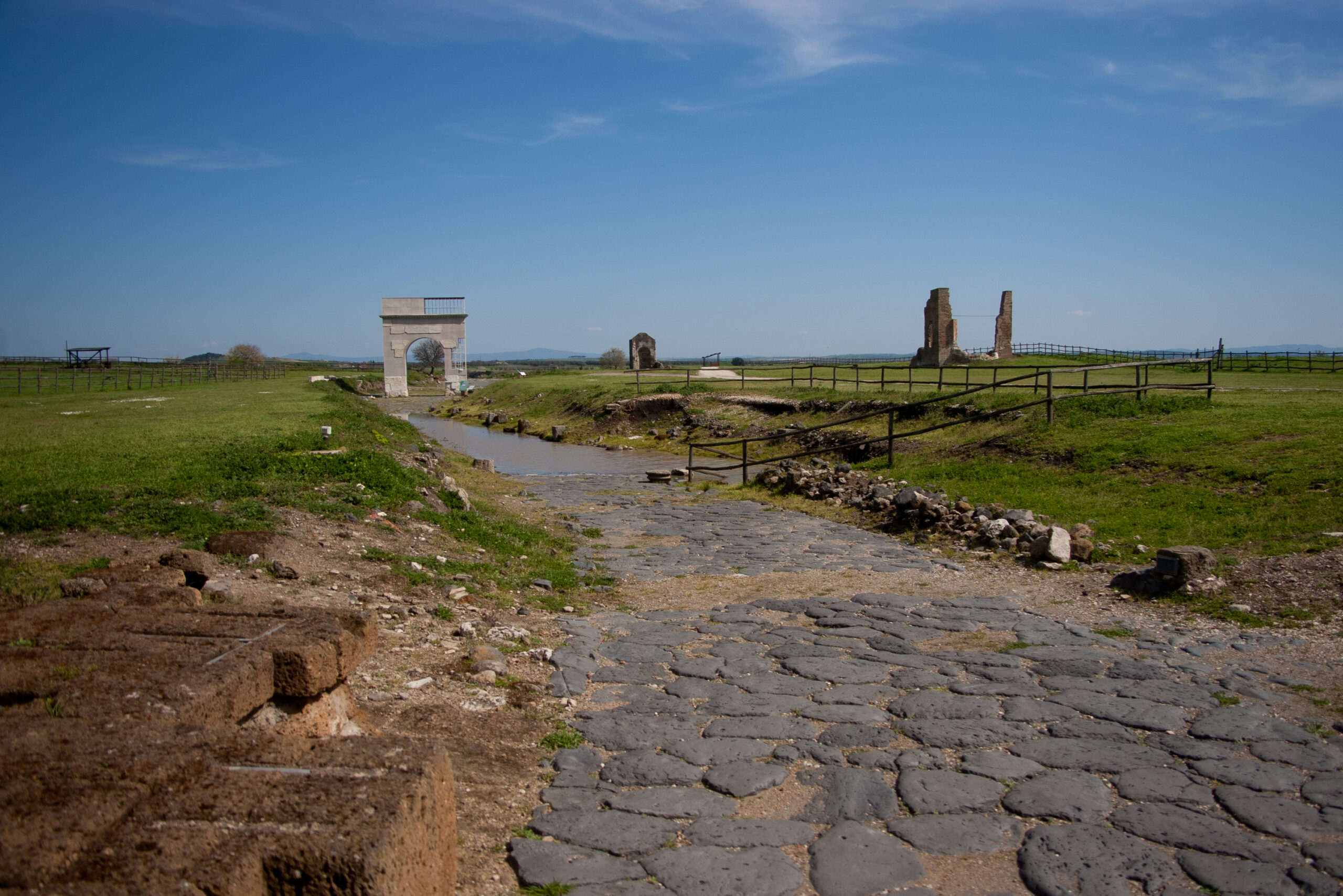 Area archeologica del Parco di Vulci, arco onorario romano lungo il decumano massimo