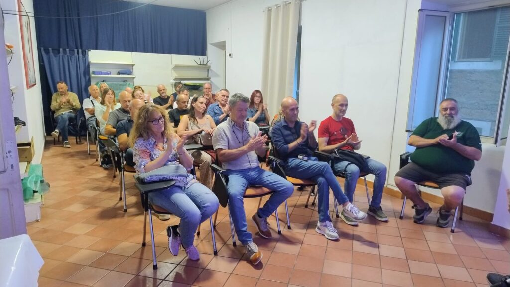 I soci del Circolo ARCI Il Cantinone seduti in sala applaudono durante l'assemblea nella sede di via San Rocco a Vignanello
