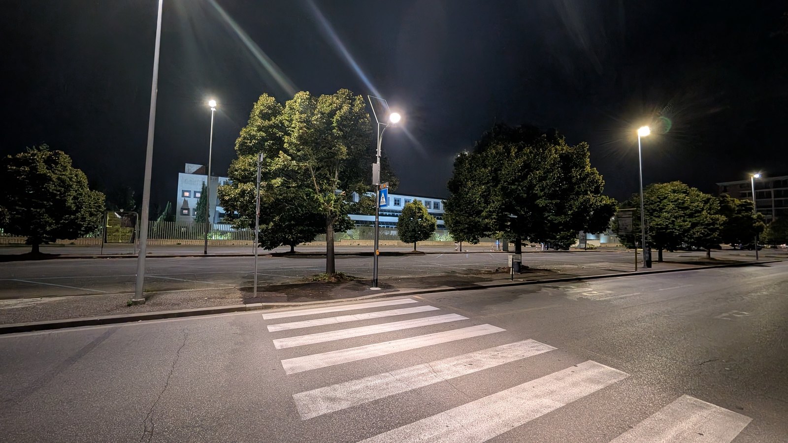 L'attraversamento pedonale illuminato davanti al Tribunale, al Riello