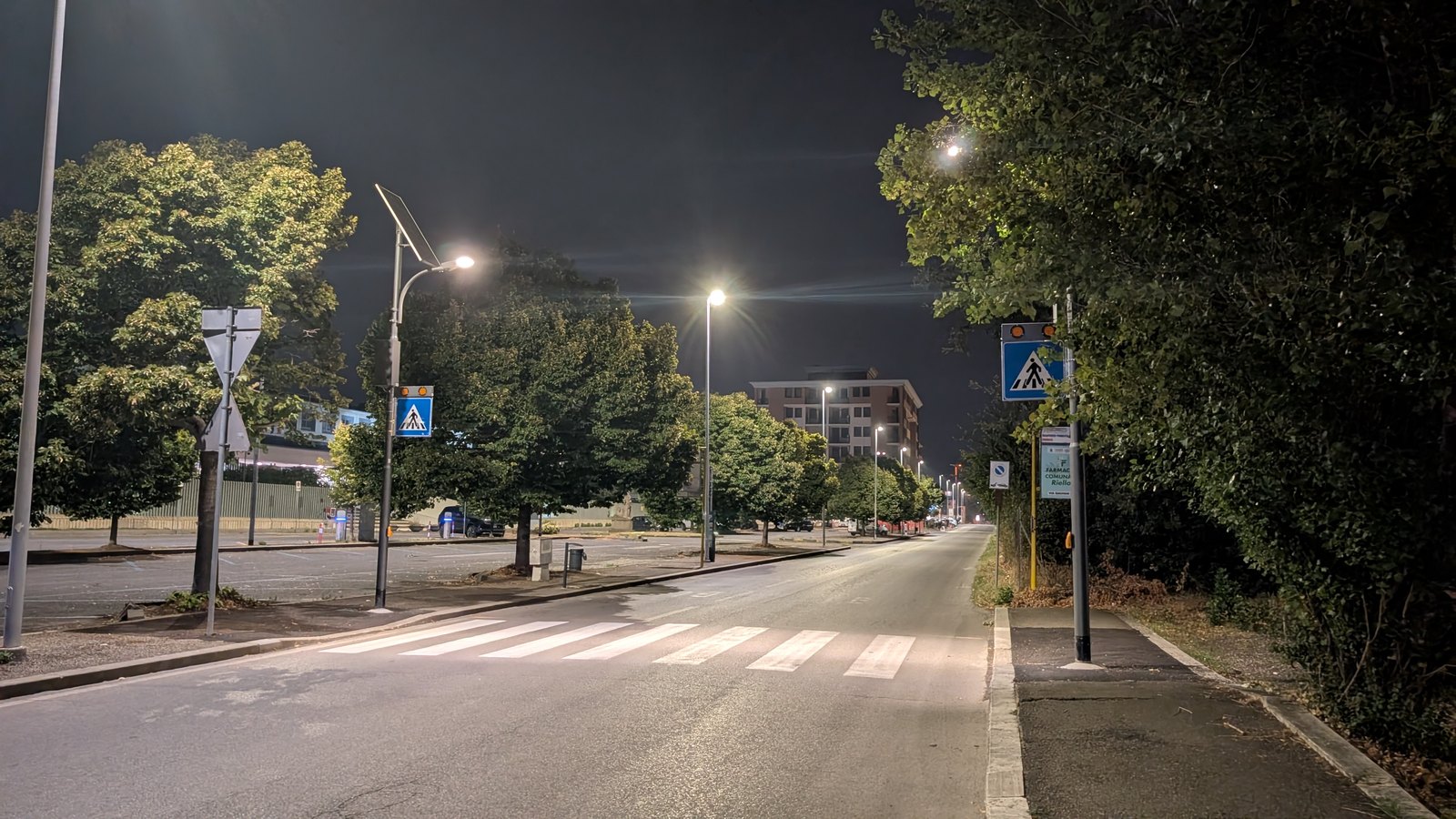 Attraversamento pedonale illuminato su via Igino Garbini al Riello, di notte