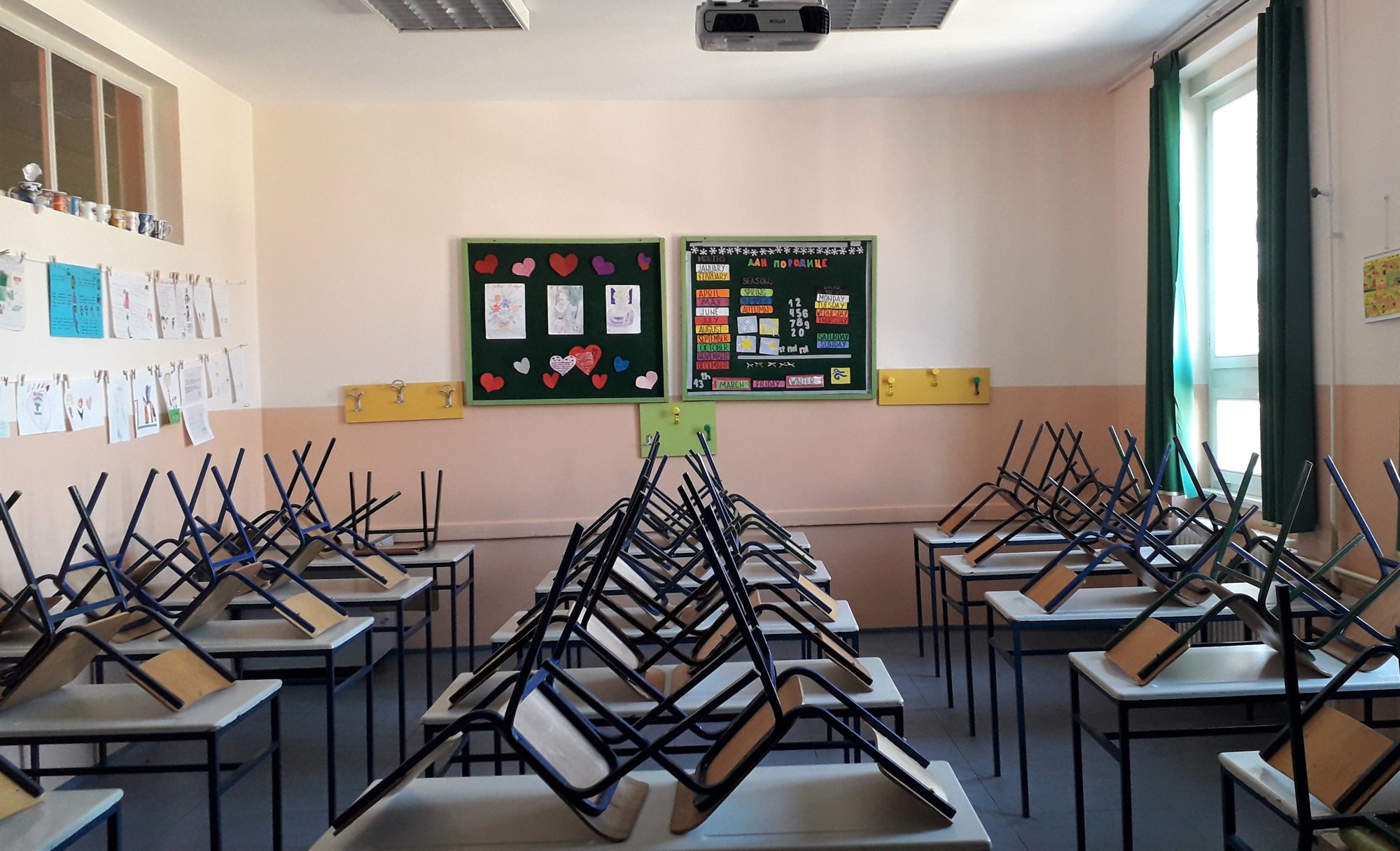 Banchi e sedie in un'aula scolastica vuota, foto d'archivio non riferita alle scuole di Viterbo