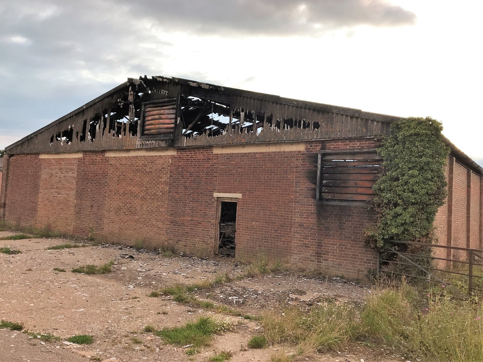 Capannone agricolo in mattoni con il tetto distrutto da un incendio, immagine di repertorio