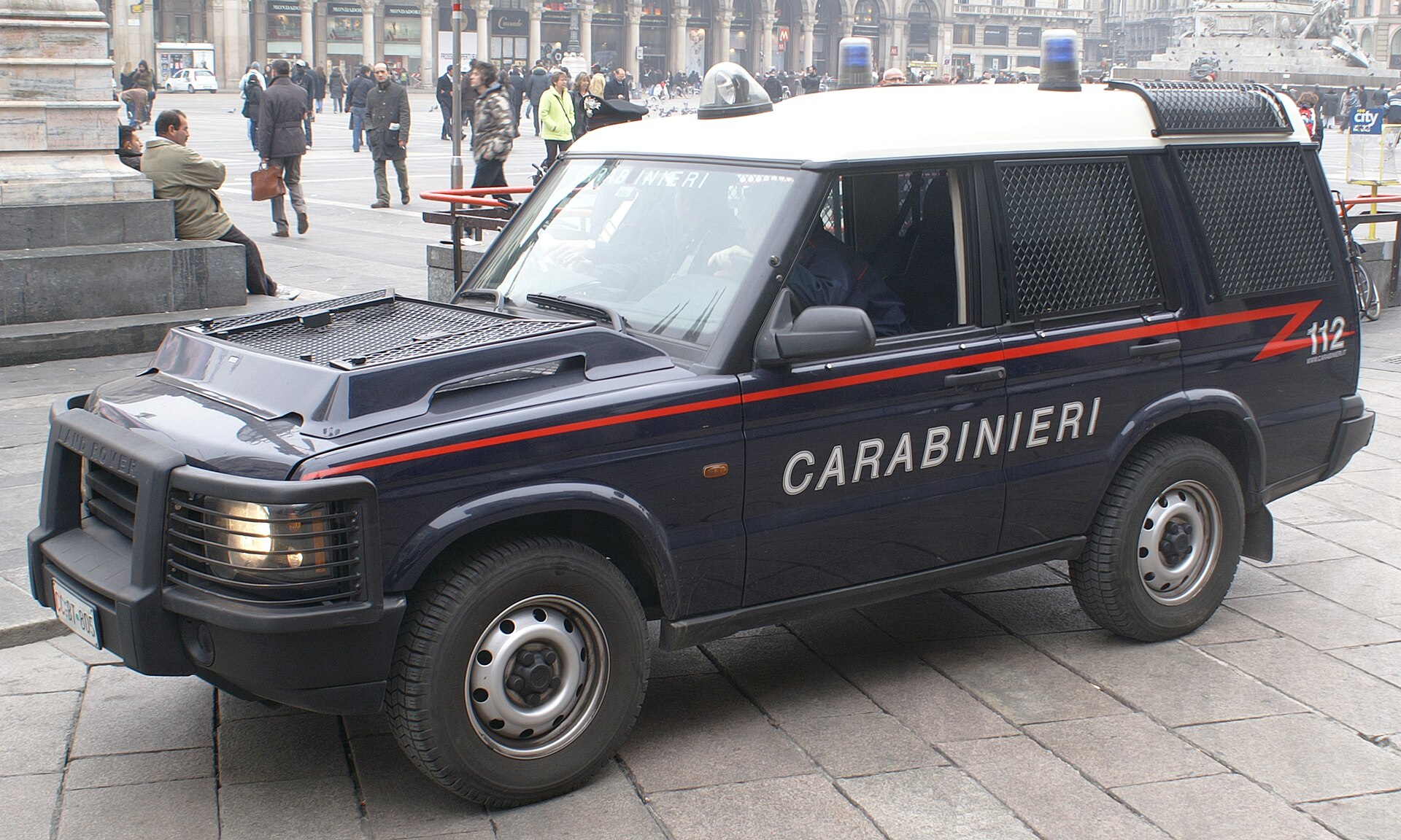Un veicolo dei Carabinieri in una piazza italiana, immagine generica non riferita a un episodio specifico