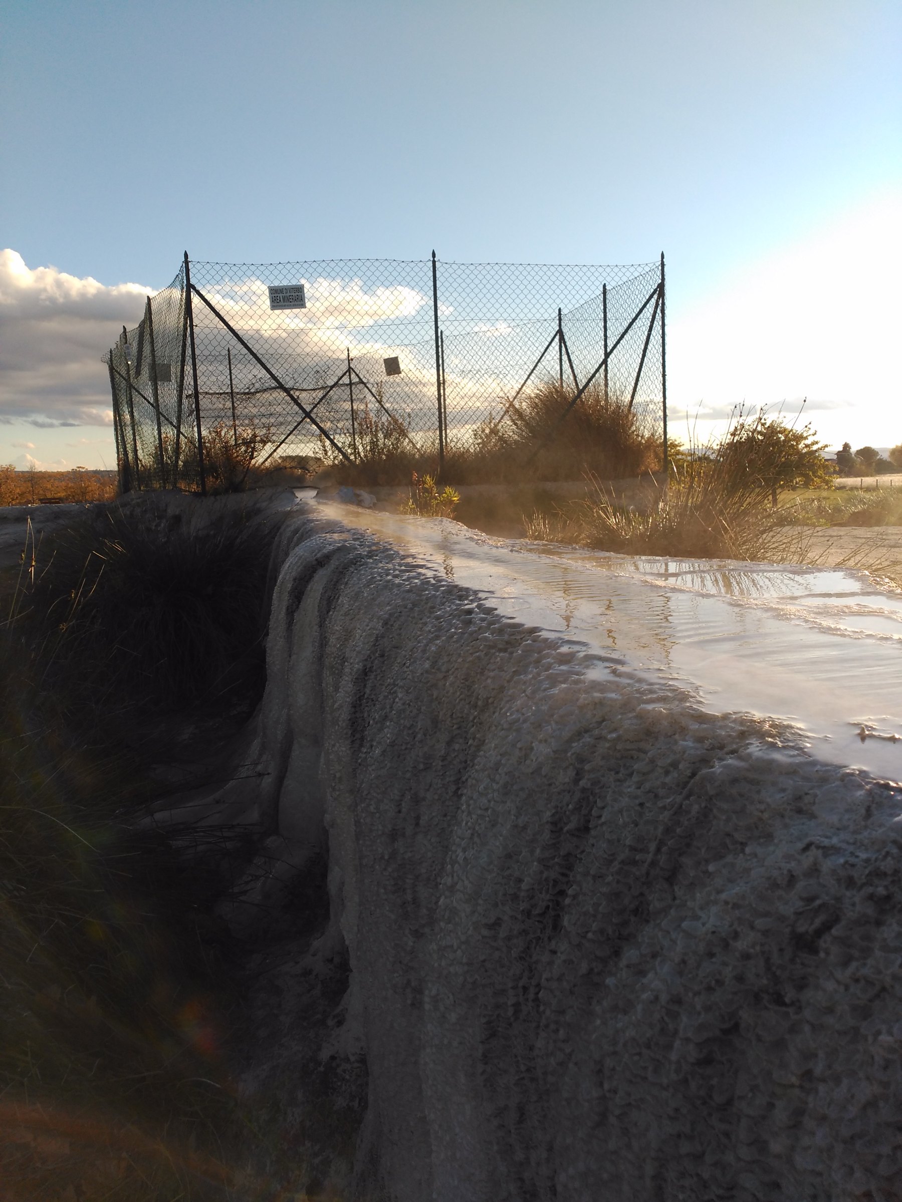 Il canale che porta l'acqua alle vasche delle Piscine Carletti, a Viterbo