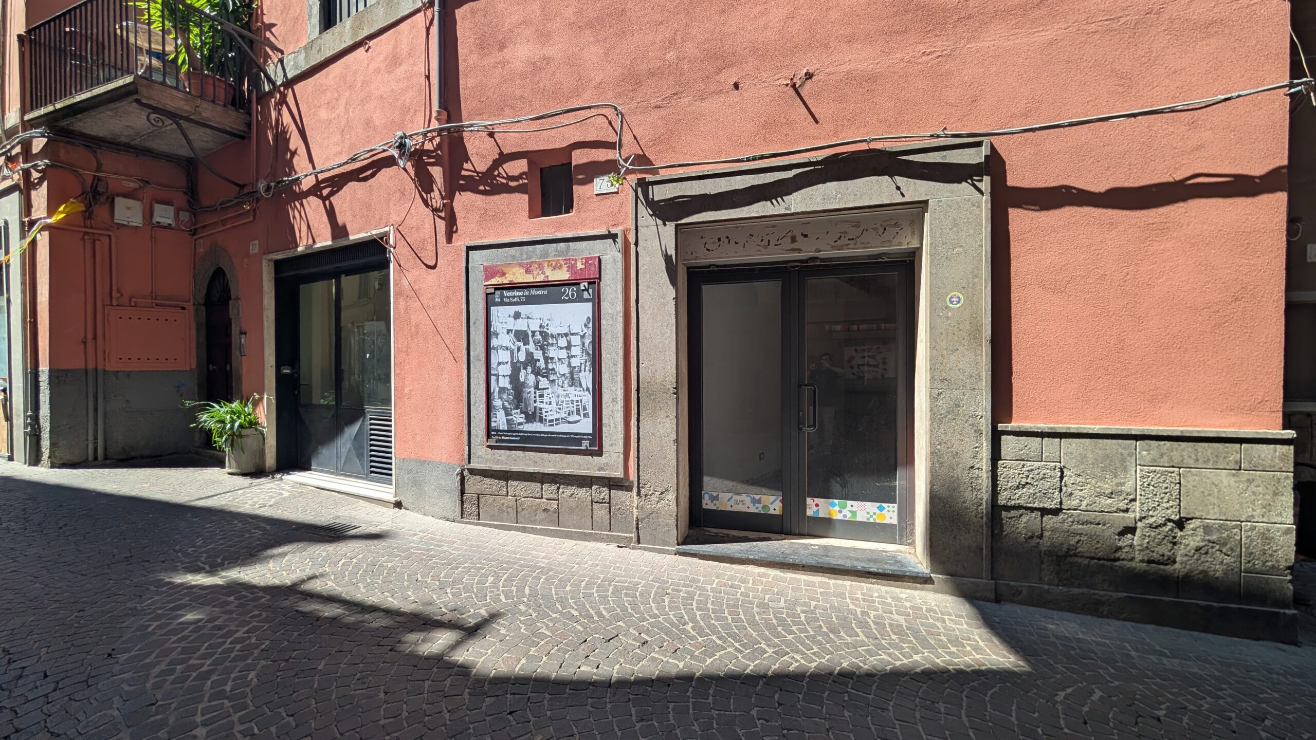 Un negozio chiuso in via Saffi, nel centro storico di Viterbo