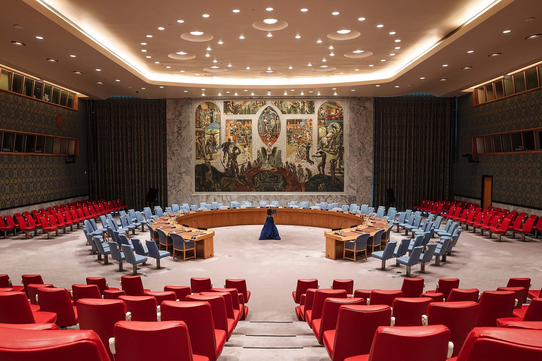 La sala del Consiglio di sicurezza delle Nazioni Unite a New York, con il tavolo a ferro di cavallo e le poltrone rosse