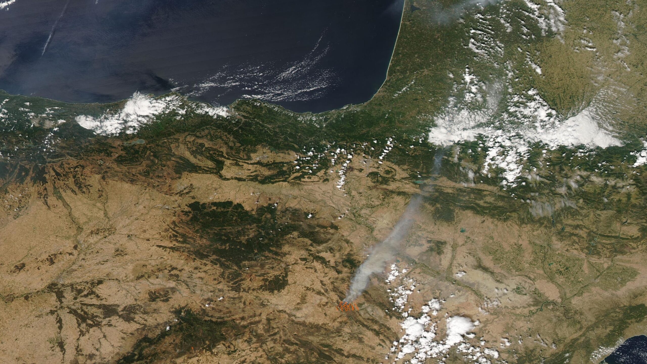 Immagine satellitare NASA che mostra un incendio boschivo e la nube di fumo sulla penisola iberica, luglio 2022
