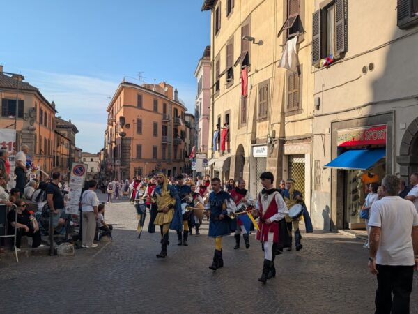 Il corteo storico sfila nel centro di Viterbo: tamburi e chiarine in via Cavour, la città si ferma a guardare