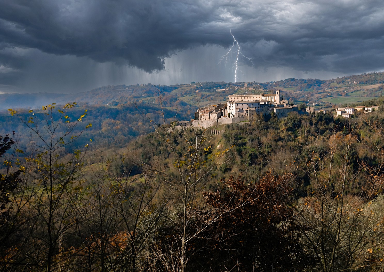 Un fulmine colpisce la chiesa di Sant’Angelo a Roccalvecce: danni al tetto, nessun ferito