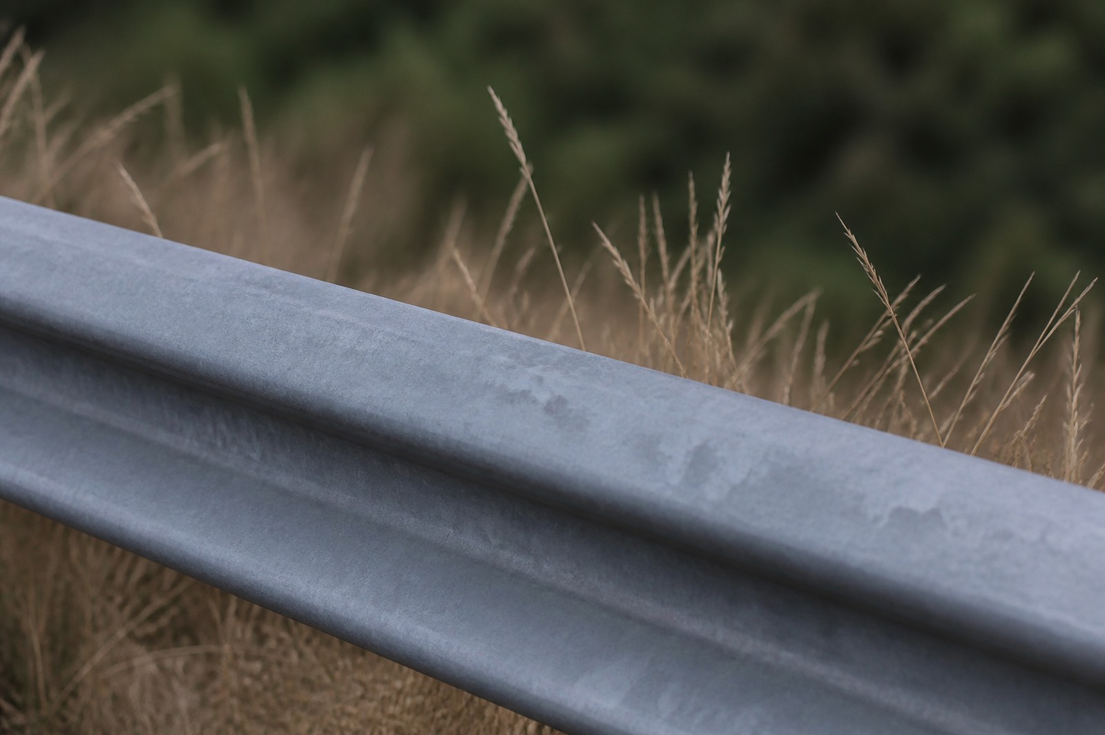 Guardrail lungo una strada di campagna