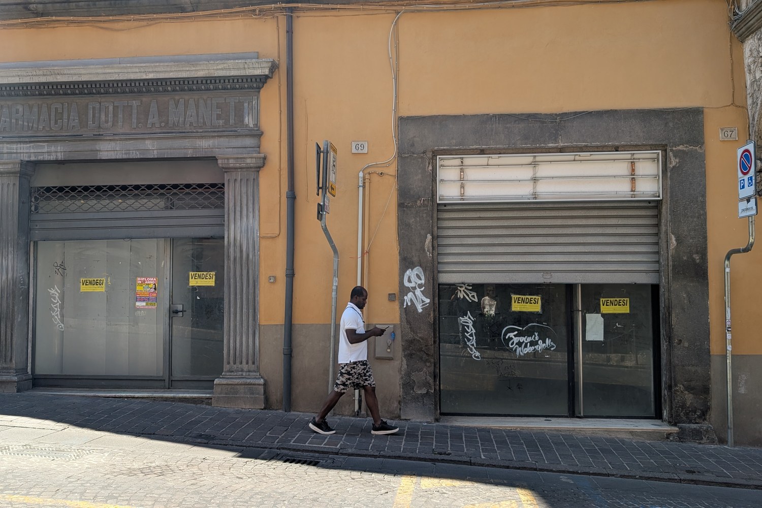 Una vetrina chiusa con la serranda abbassata lungo il corso, a Viterbo