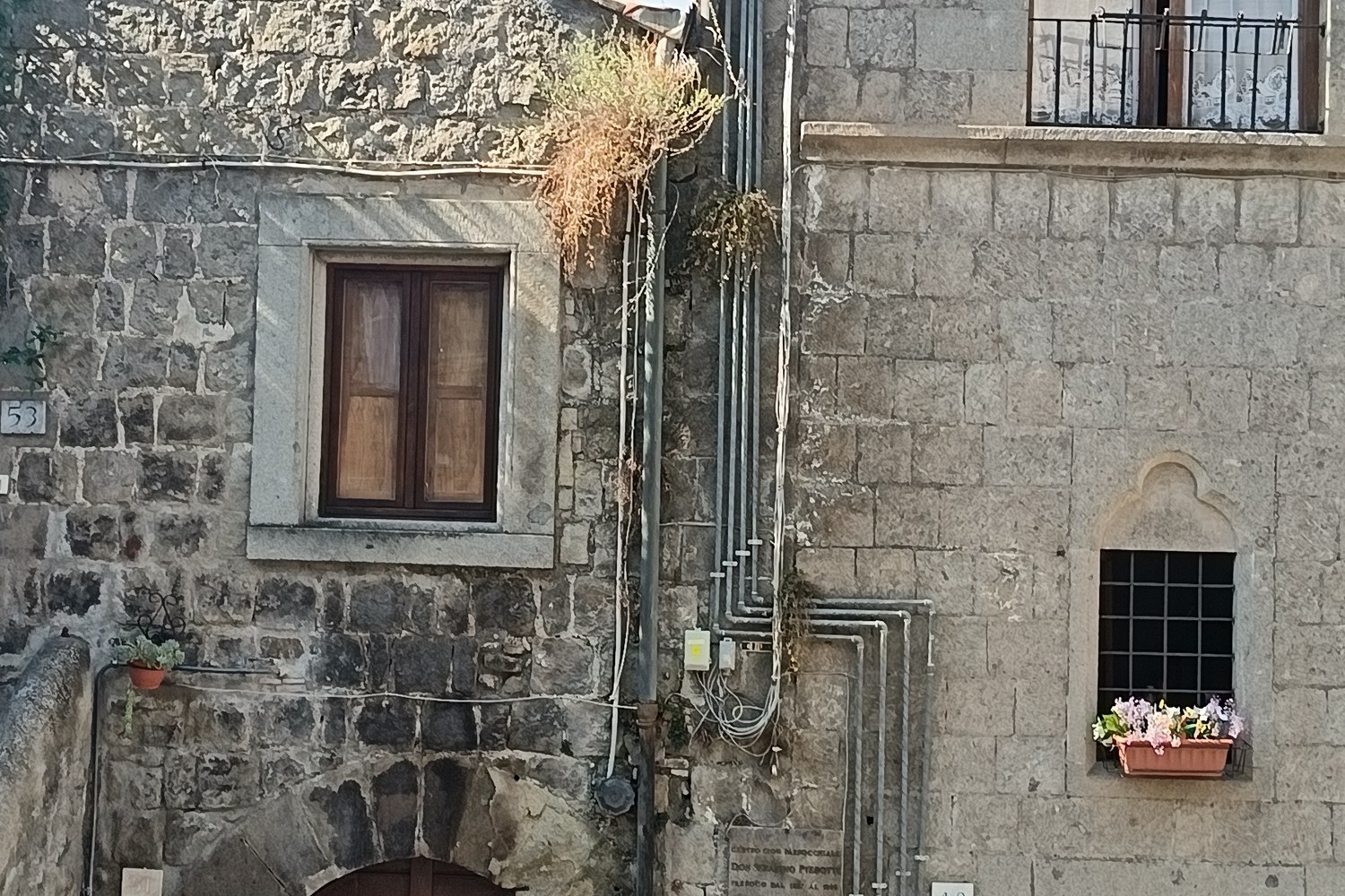 Una casa in peperino con portone in legno nel quartiere medievale di Viterbo