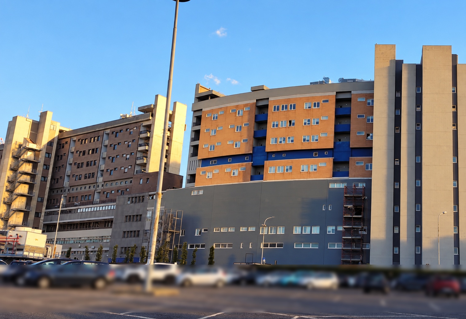 Il complesso ospedaliero di Belcolle a Viterbo al tramonto, sede dell'ASL di Viterbo