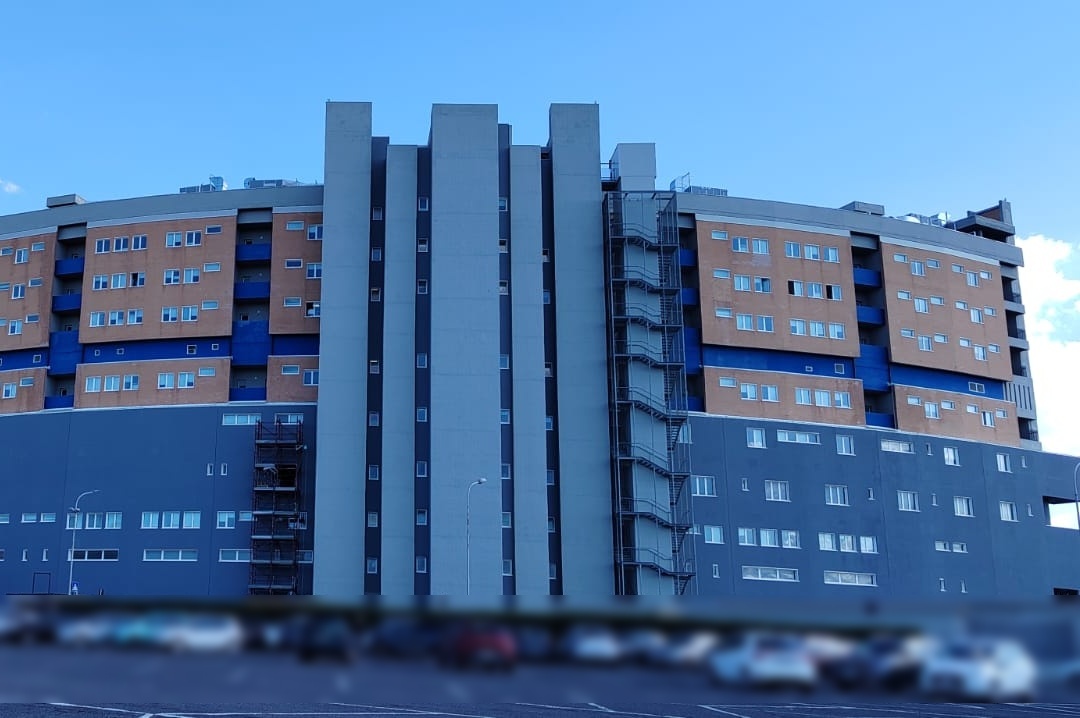 Facciata della torre moderna dell'ospedale di Belcolle a Viterbo, sede dell'ASL di Viterbo