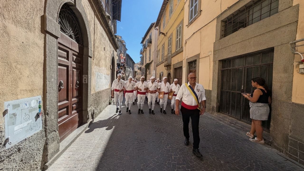 I Facchini di Santa Rosa in fila lungo un vicolo del centro storico di Viterbo durante la visita alle chiese, 3 settembre 2026