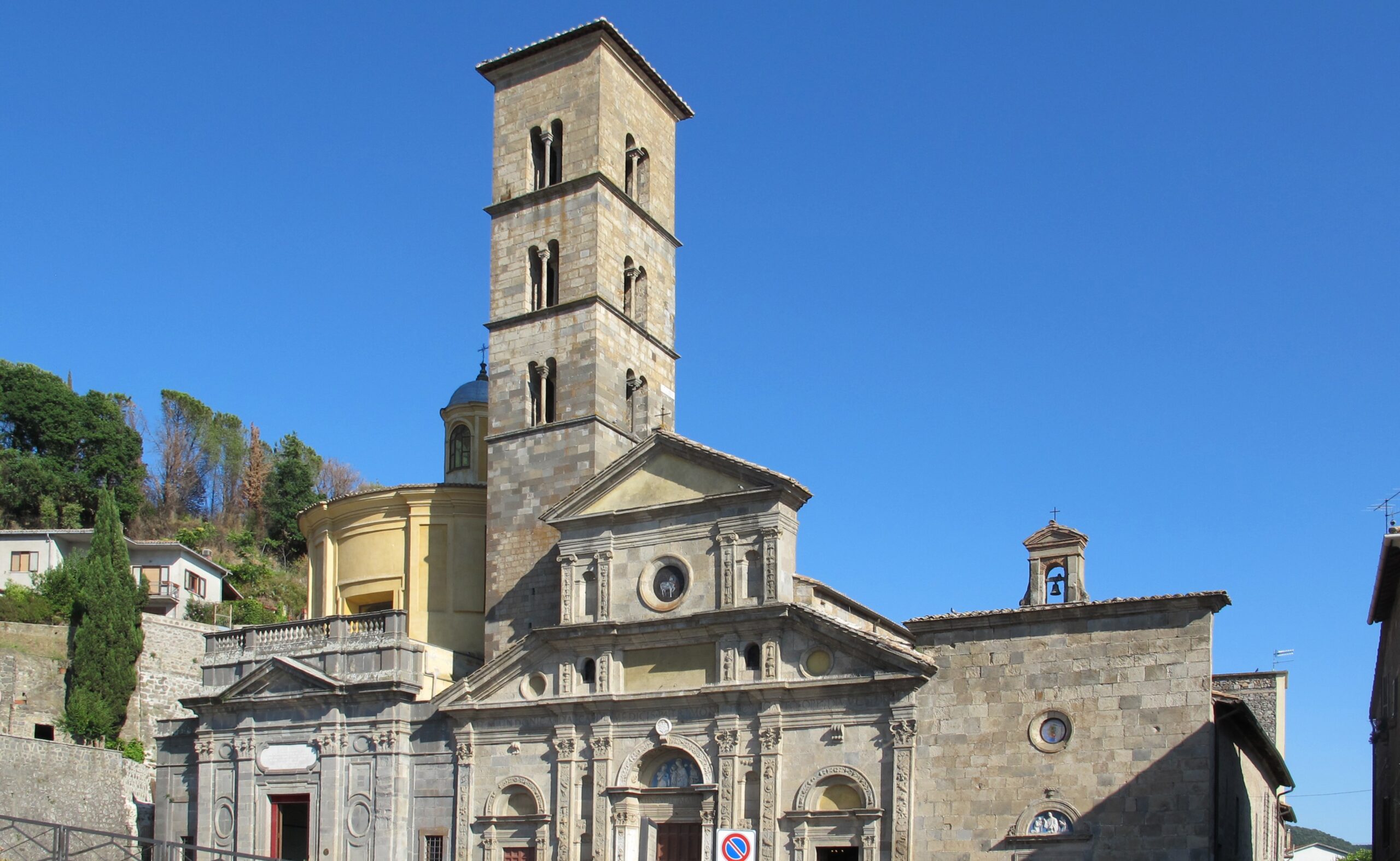 Facciata e campanile della Basilica di Santa Cristina a Bolsena, dove si sono svolti i funerali di Luciano Dottarelli