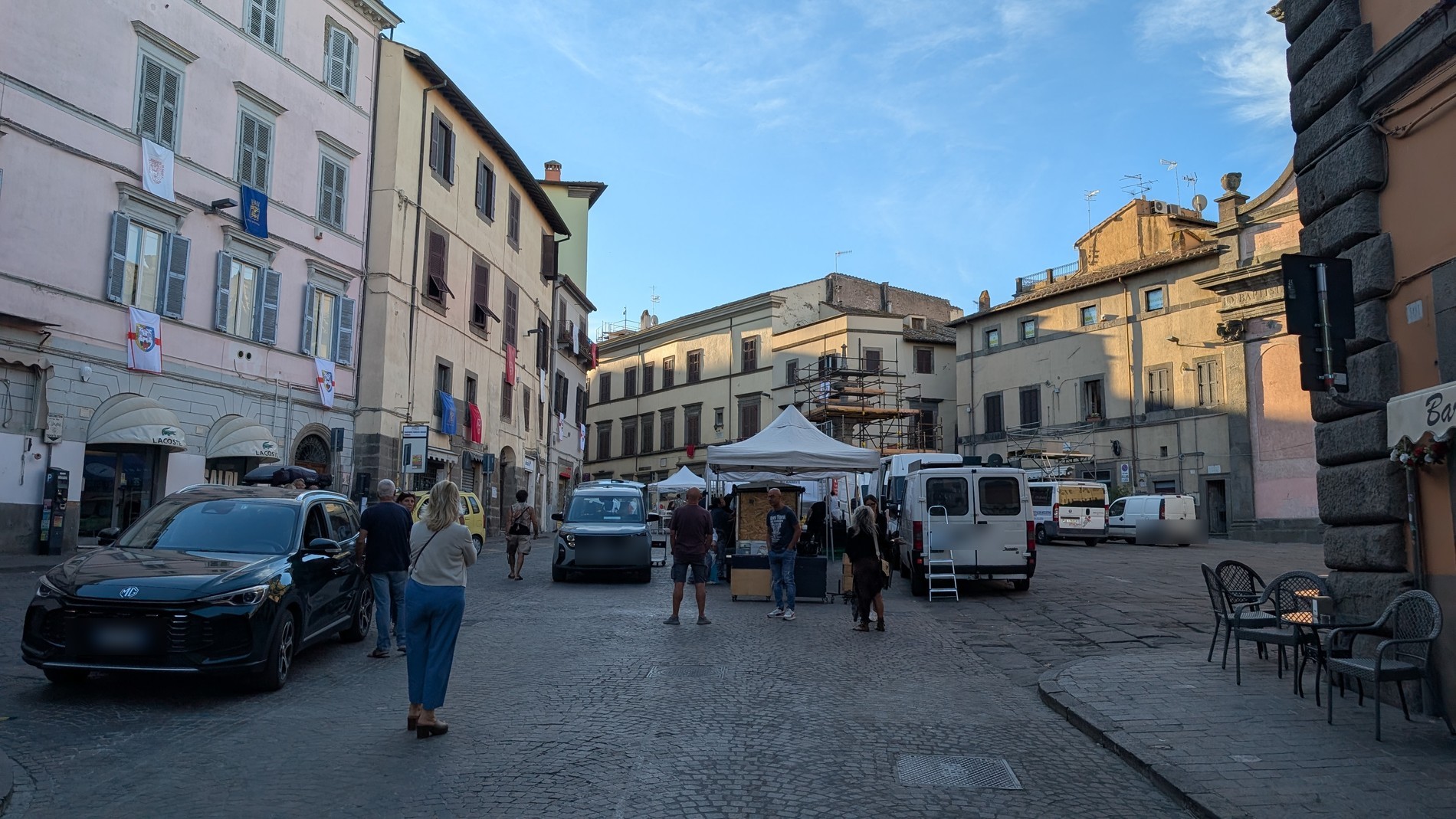 Furgoni e gazebo degli espositori durante allestimento della Fiera di Santa Rosa a Viterbo