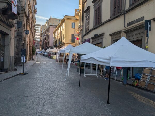 Comincia la Fiera di Santa Rosa: i banchi si montano nel centro storico