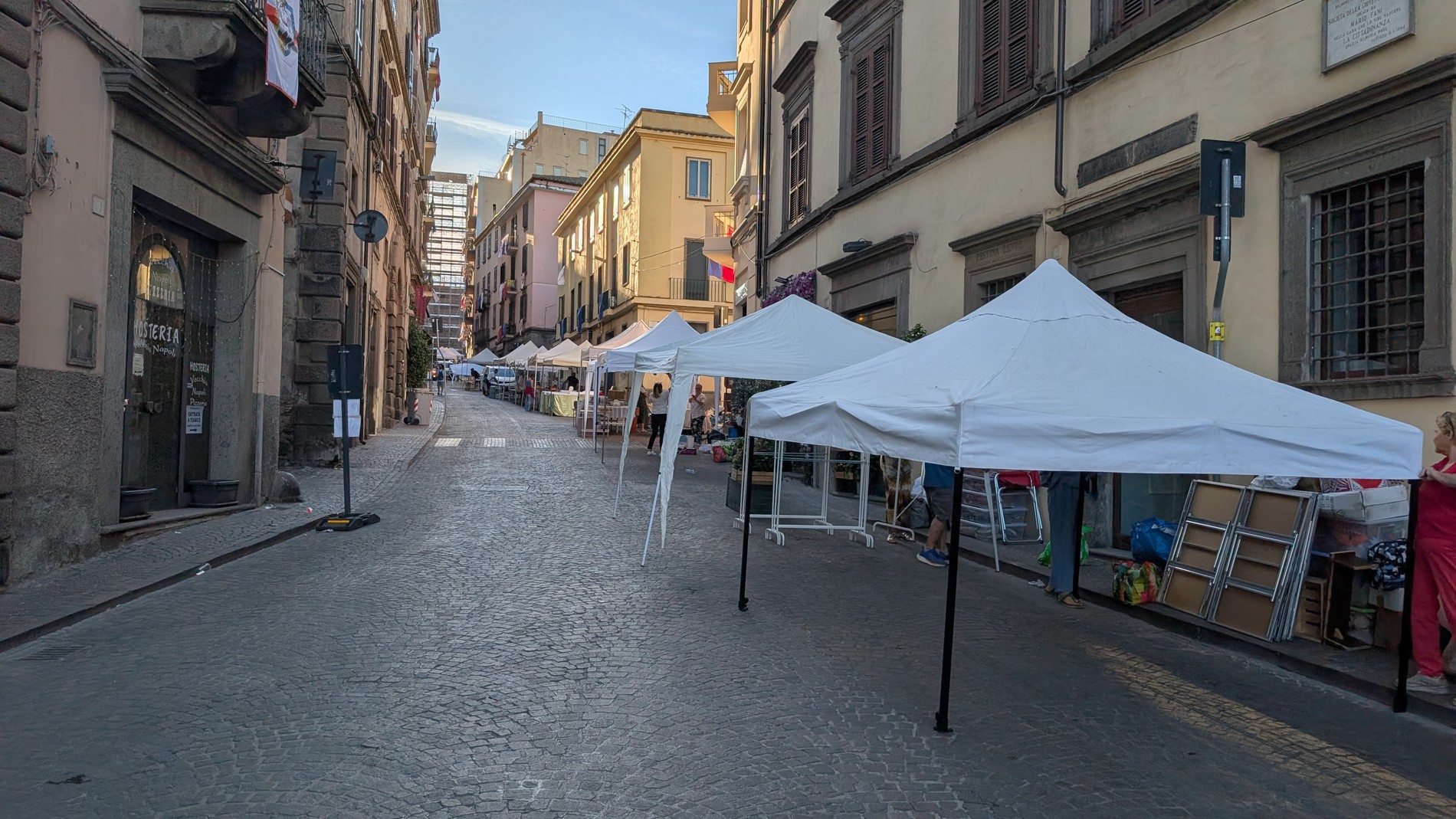 Gazebo bianchi allineati lungo una via del centro storico di Viterbo per la Fiera di Santa Rosa