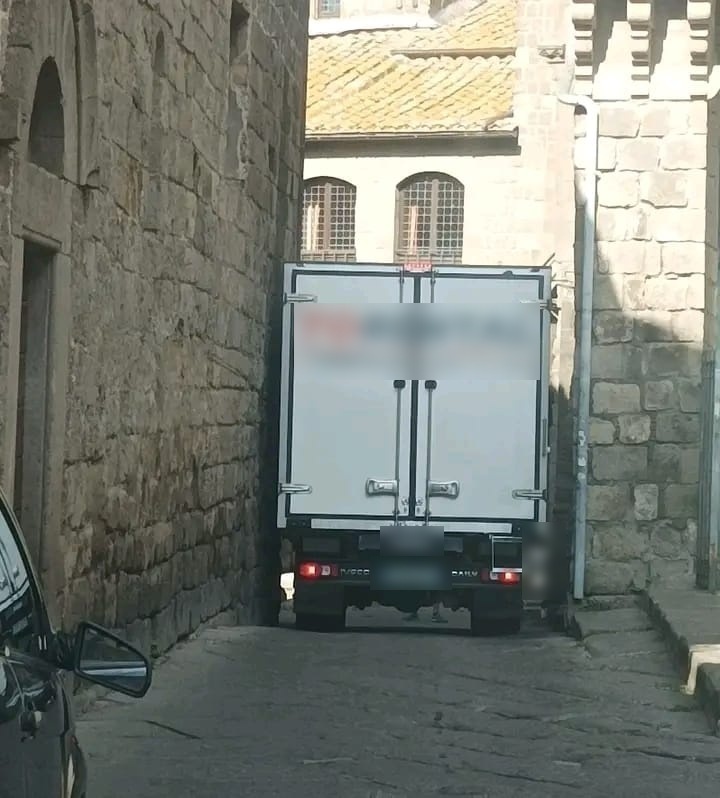 Un camion contromano a San Pellegrino: la regola è finta