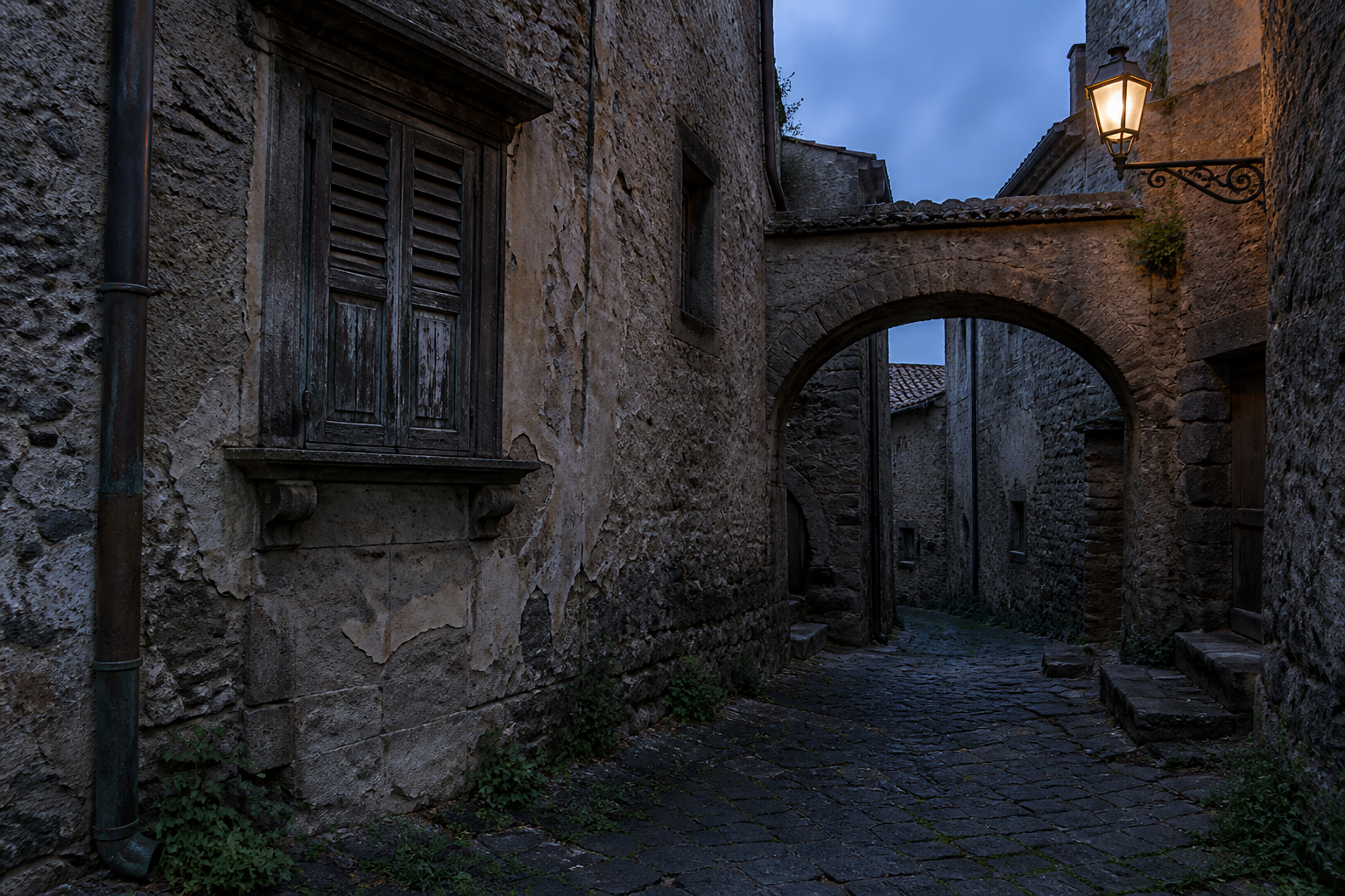 Vicolo del centro storico in penombra, immagine simbolica di degrado urbano