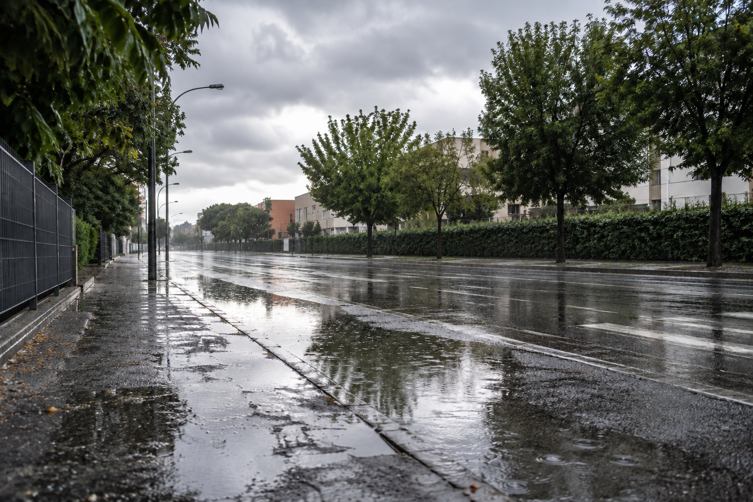 Strada cittadina allagata dalla pioggia, immagine simbolica del maltempo