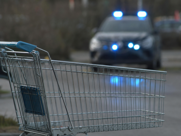 Orte, rapina in un negozio di alimentari: il responsabile fugge investendo due persone